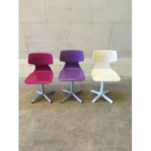 Vintage gekleurde schoolstoeltjes nr 107